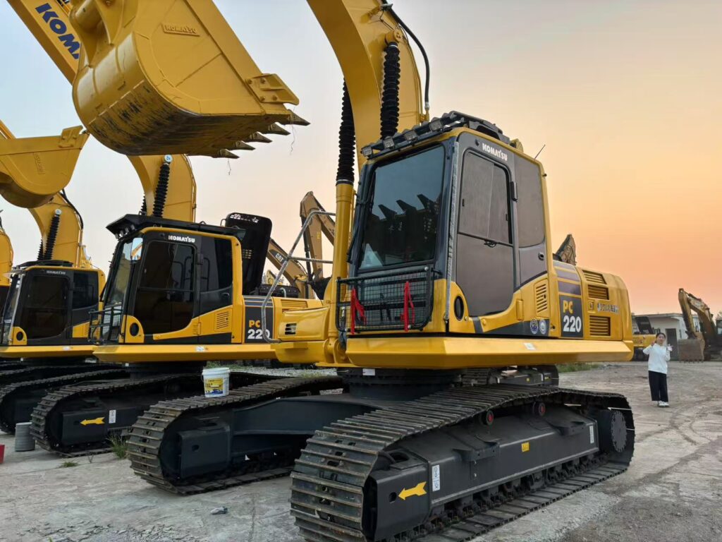 Komatsu PC220LC-8 Specifications Make Choosing Easy