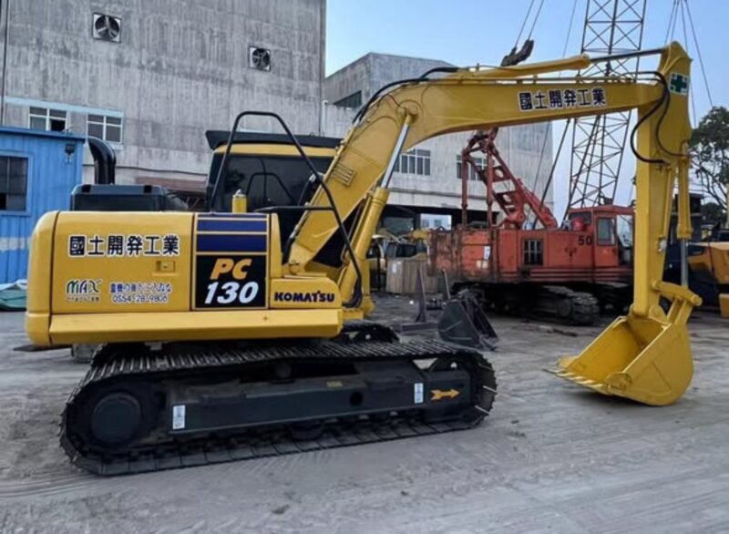 KOMATSU PC130